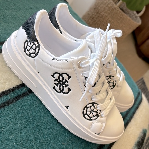 GUESS LOVEN LEATHER SNEAKERS NWT - Picture 8 of 8